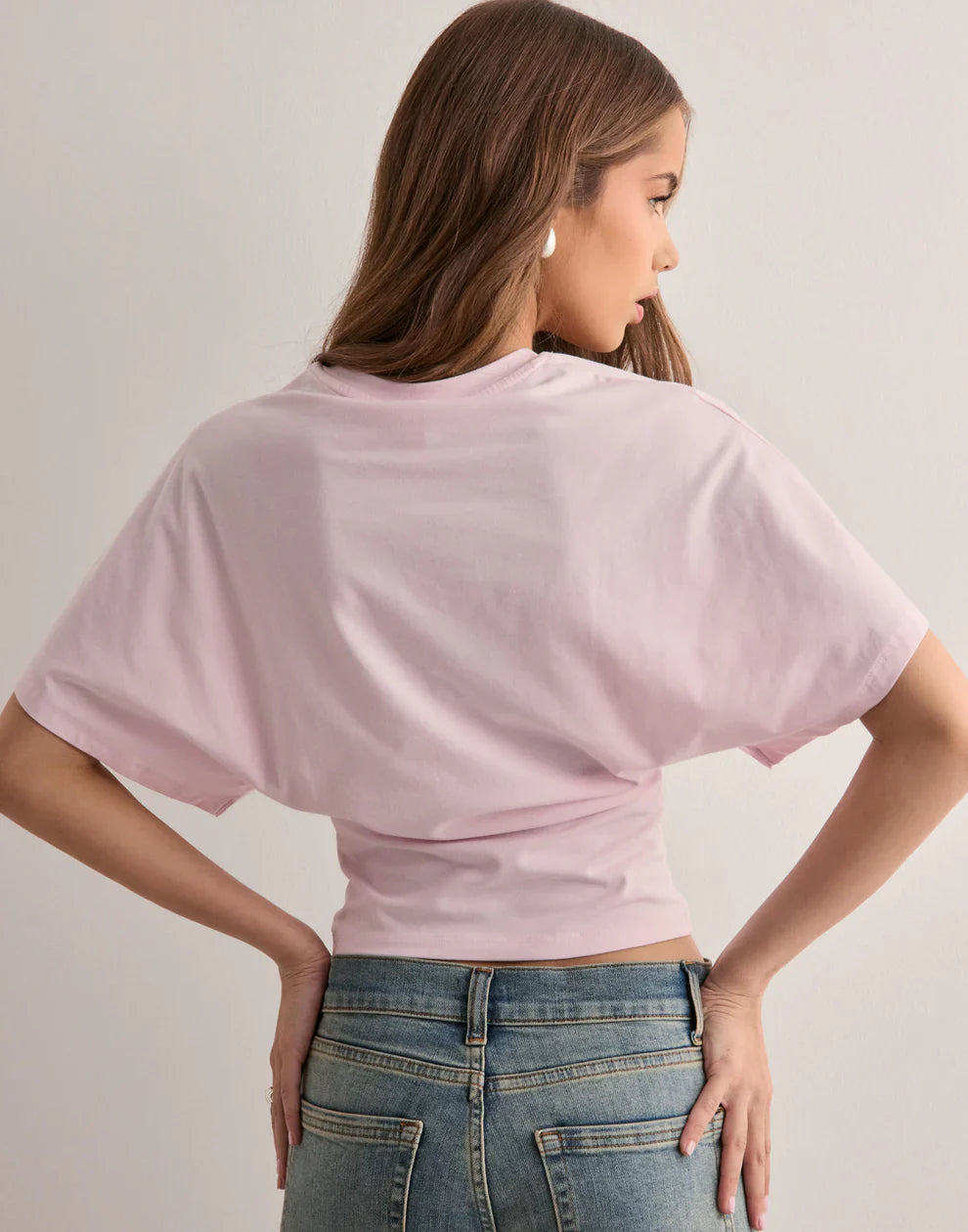 Kurzes T-Shirt mit weiten Ärmeln