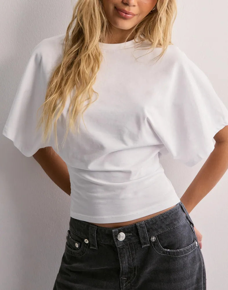 Kurzes T-Shirt mit weiten Ärmeln