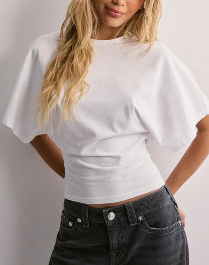 Kurzes T-Shirt mit weiten Ärmeln
