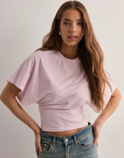 Kurzes T-Shirt mit weiten Ärmeln